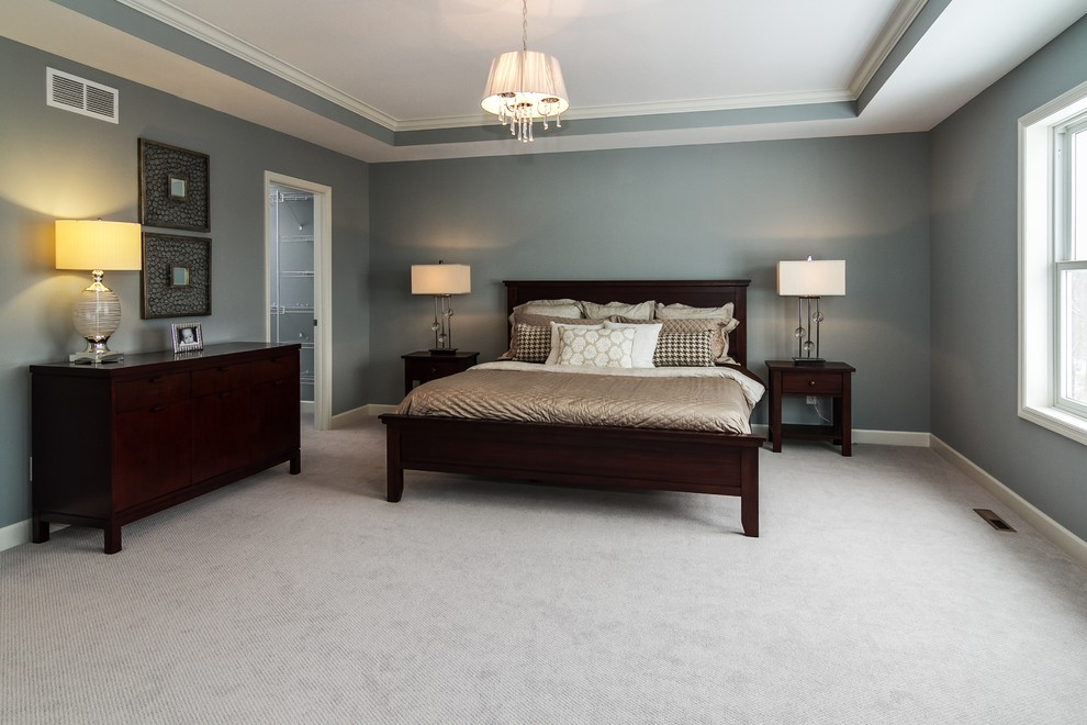 На фото: хозяйская спальня среднего размера в стиле неоклассика (современная классика) с серыми стенами и ковровым покрытием без камина с