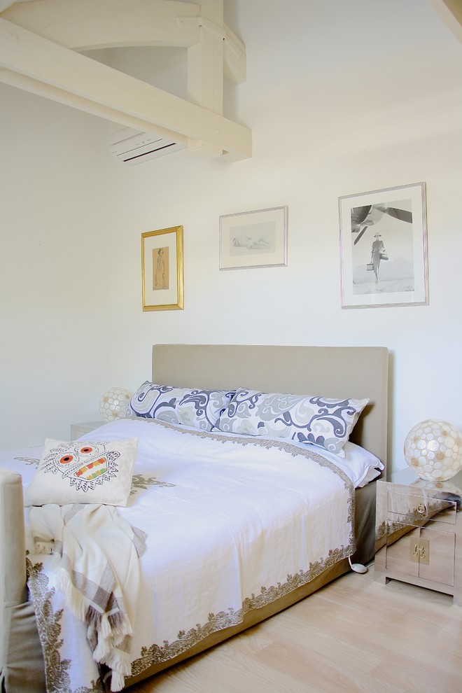 Idéer för ett klassiskt sovrum, med vita väggar