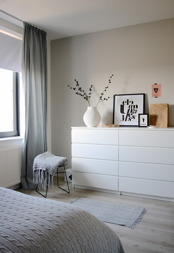 アムステルダムにある北欧スタイルのおしゃれな寝室のレイアウト
