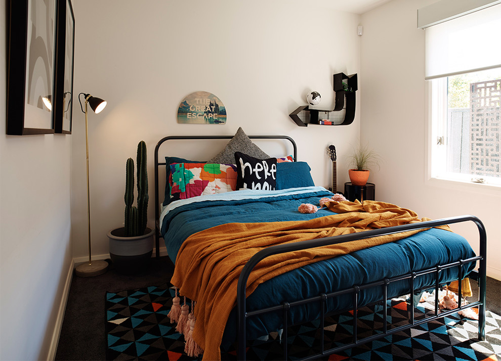 Свежая идея для дизайна: спальня среднего размера в современном стиле с белыми стенами и ковровым покрытием - отличное фото интерьера