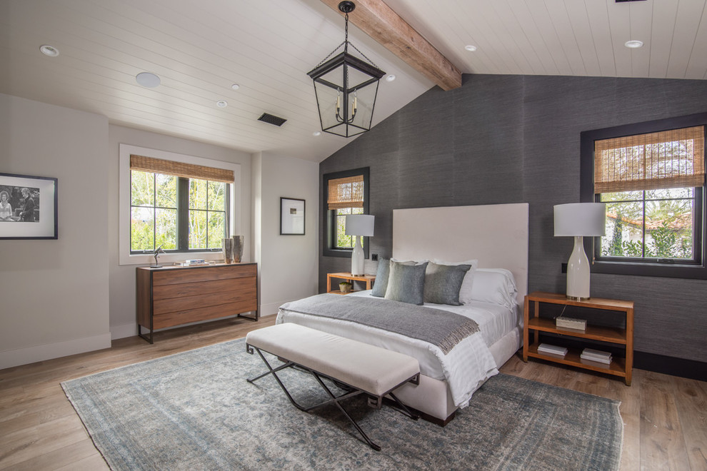 Ejemplo de dormitorio campestre con paredes grises, suelo de madera en tonos medios y suelo marrón
