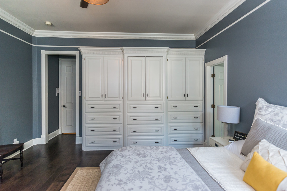 На фото: хозяйская спальня в стиле кантри с серыми стенами и темным паркетным полом