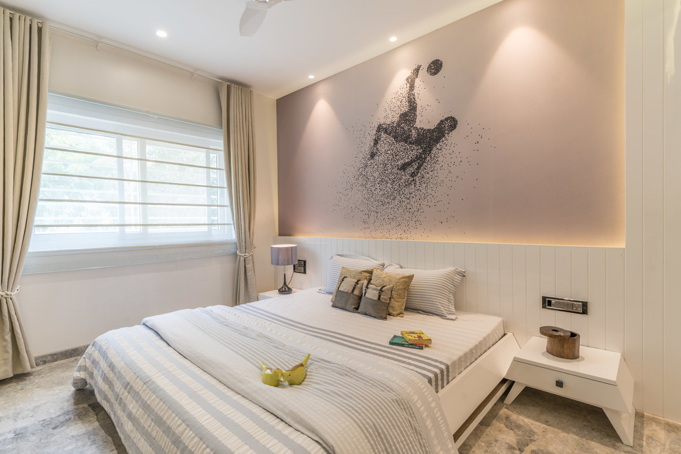 Modernes Schlafzimmer mit beiger Wandfarbe und grauem Boden in Hyderabad