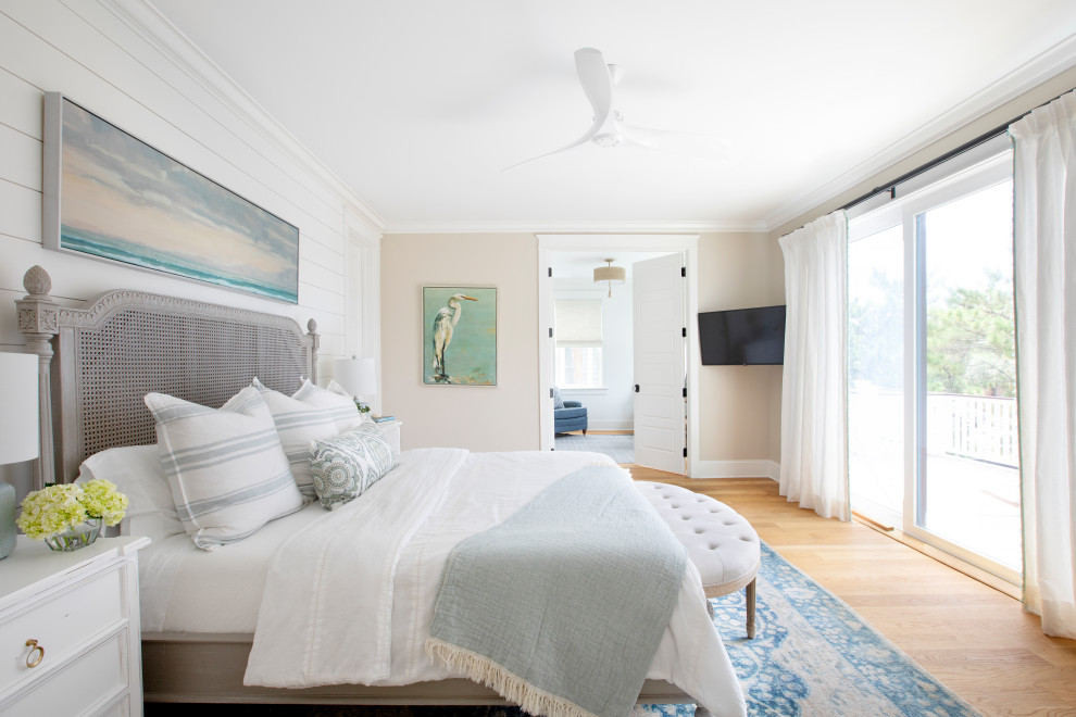 Стильный дизайн: хозяйская спальня в морском стиле с белыми стенами, светлым паркетным полом и стенами из вагонки - последний тренд