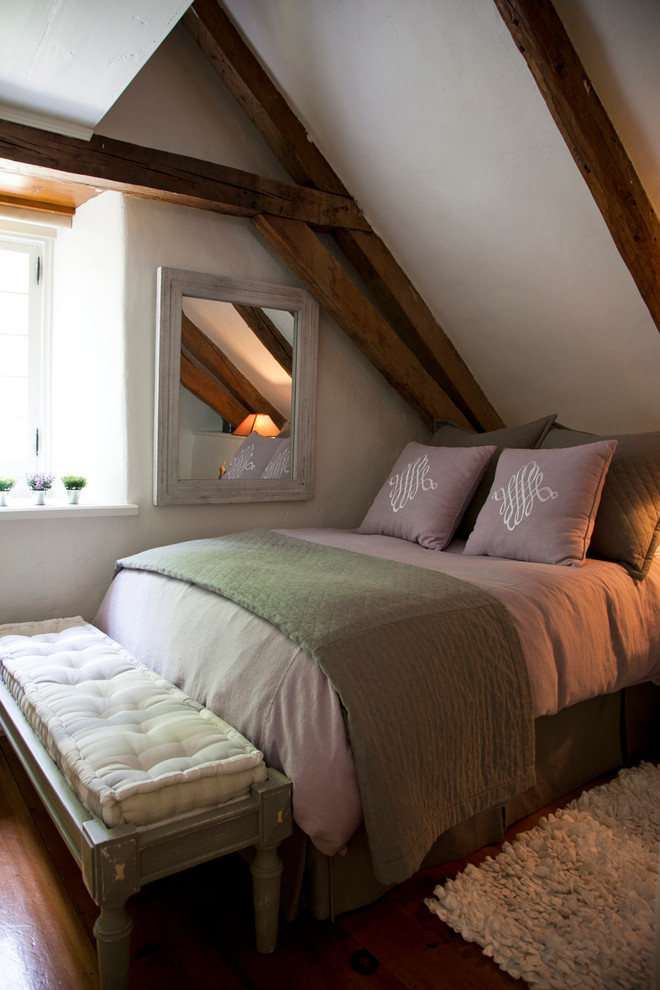 Bedroom - traditional bedroom idea in Montreal