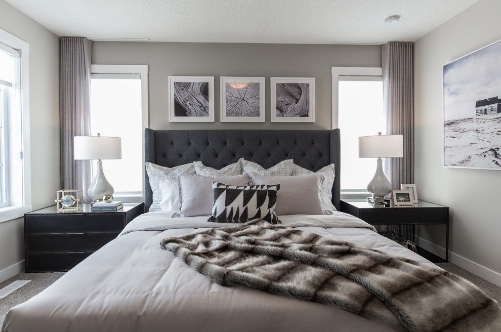 Свежая идея для дизайна: большая хозяйская спальня в стиле кантри с серыми стенами, ковровым покрытием и серым полом - отличное фото интерьера