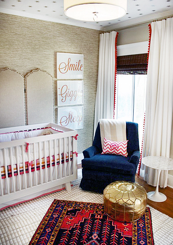 Cette image montre une chambre de bébé traditionnelle.