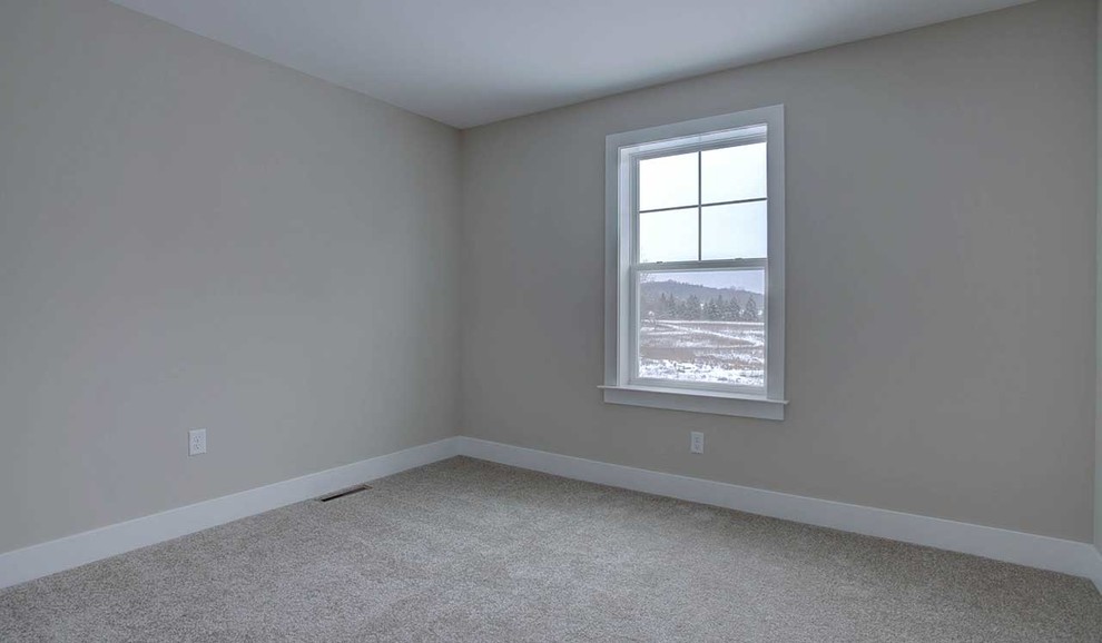 На фото: большая гостевая спальня (комната для гостей) в классическом стиле с серыми стенами, ковровым покрытием и бежевым полом