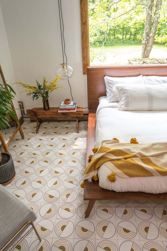 Foto de dormitorio rural grande con paredes blancas, suelo de baldosas de cerámica y suelo multicolor