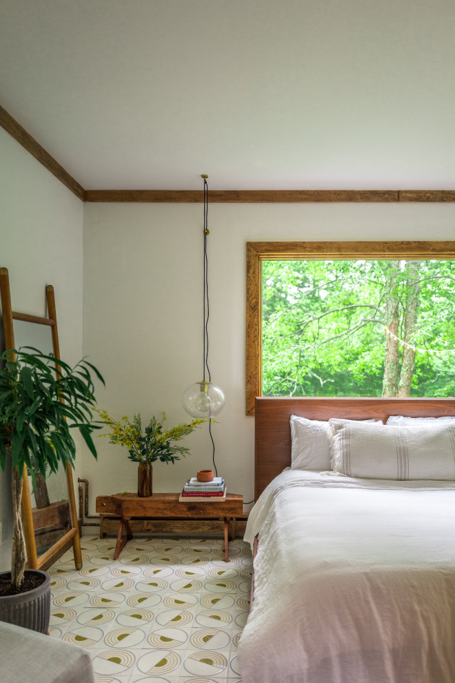 Idee per una grande camera da letto stile rurale con pareti bianche, pavimento con piastrelle in ceramica e pavimento multicolore