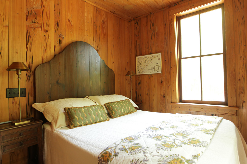 Diseño de dormitorio rústico con paredes marrones