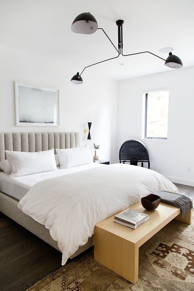 Modernes Gästezimmer ohne Kamin mit weißer Wandfarbe, dunklem Holzboden und braunem Boden in Los Angeles