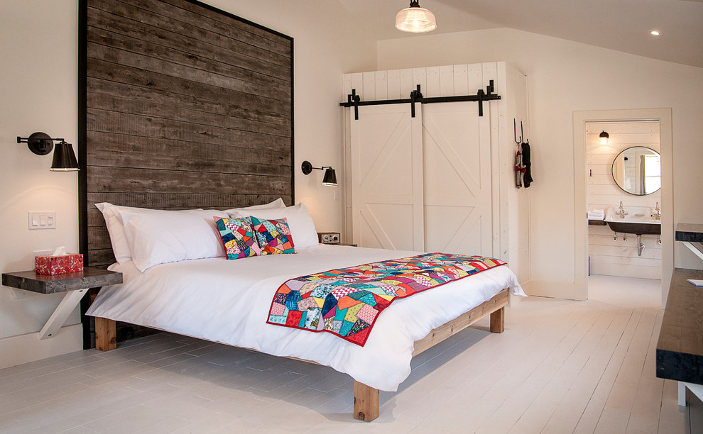 Foto de dormitorio principal romántico de tamaño medio sin chimenea con paredes blancas, suelo de madera pintada y suelo gris