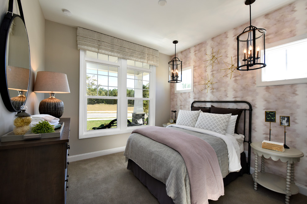 Modelo de dormitorio clásico renovado con paredes rosas y moqueta