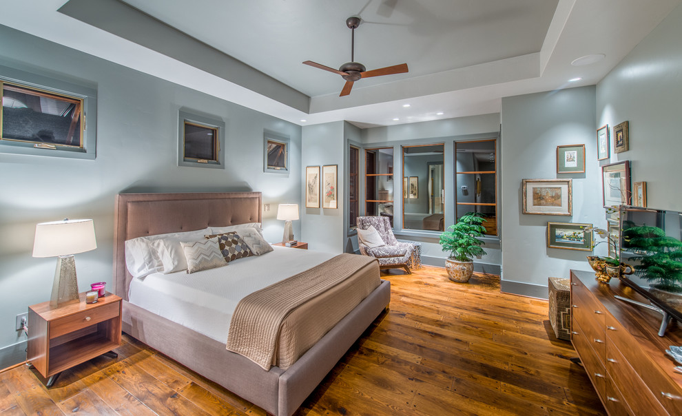 Imagen de dormitorio clásico renovado con suelo de madera en tonos medios
