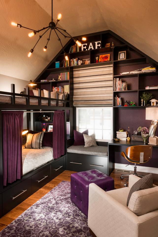 Свежая идея для дизайна: спальня среднего размера в стиле фьюжн с фиолетовыми стенами и паркетным полом среднего тона - отличное фото интерьера