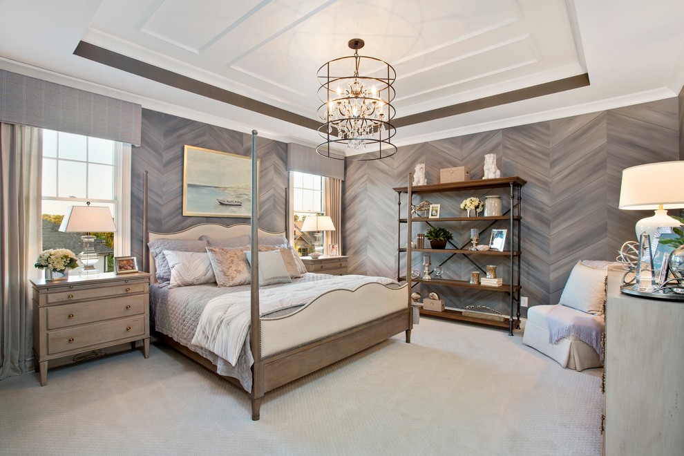 シンシナティにあるトランジショナルスタイルのおしゃれな主寝室 (グレーの壁、カーペット敷き)