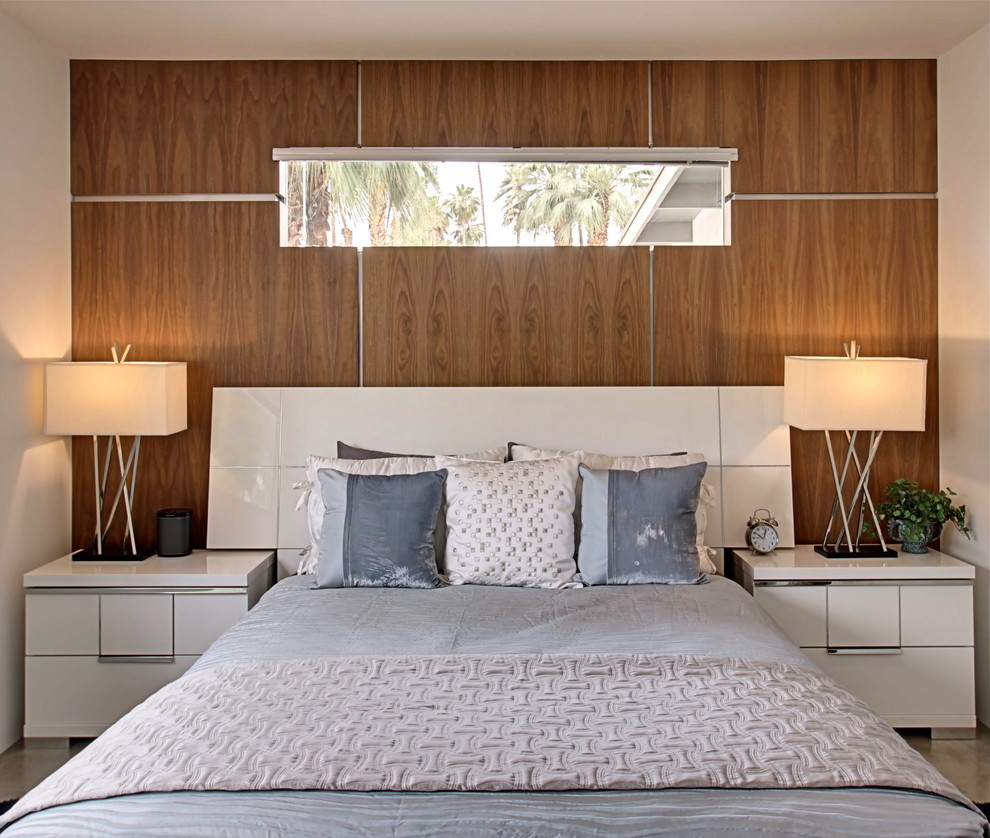 Стильный дизайн: большая хозяйская спальня в стиле ретро с белыми стенами и бетонным полом - последний тренд