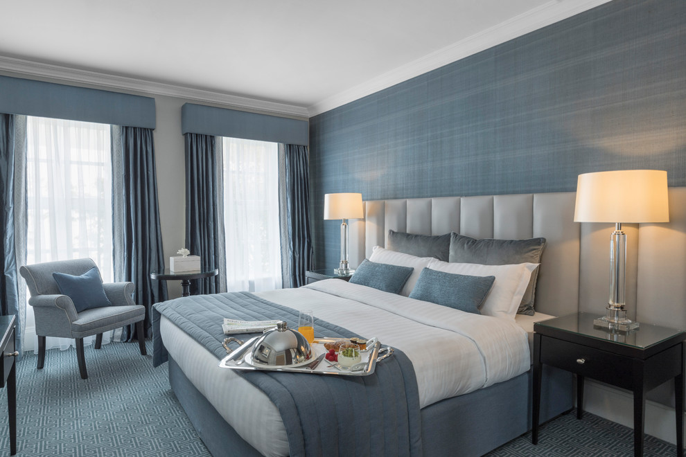Свежая идея для дизайна: хозяйская спальня в классическом стиле с синими стенами, ковровым покрытием и синим полом без камина - отличное фото интерьера