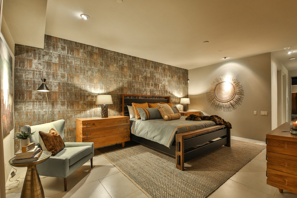 Foto de habitación de invitados de estilo americano grande sin chimenea con paredes multicolor, suelo de baldosas de porcelana y suelo beige