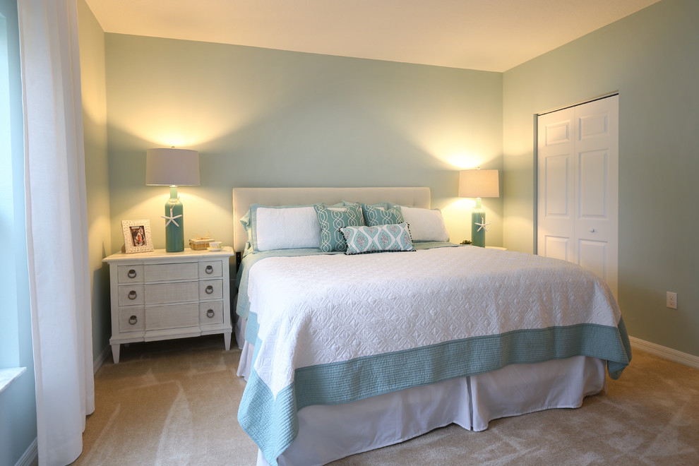 Imagen de dormitorio principal tradicional renovado de tamaño medio sin chimenea con paredes verdes, moqueta y suelo beige