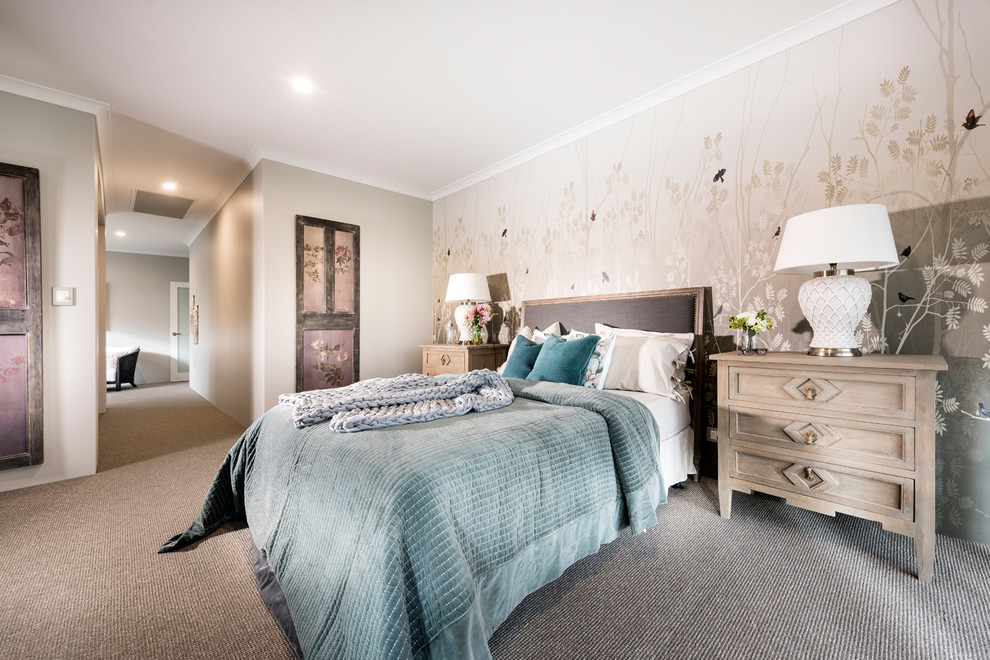 Imagen de dormitorio principal de estilo de casa de campo con paredes beige y moqueta