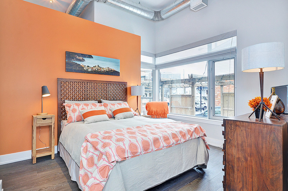 Idéer för ett litet modernt huvudsovrum, med orange väggar och mellanmörkt trägolv