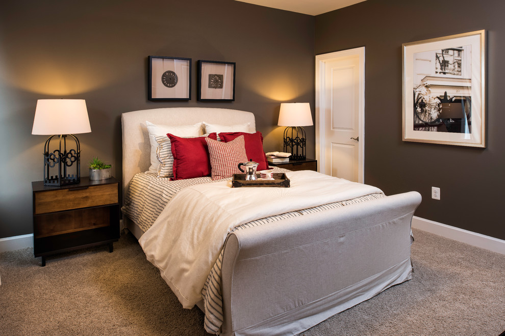 Пример оригинального дизайна: хозяйская спальня в стиле неоклассика (современная классика) с серыми стенами и ковровым покрытием