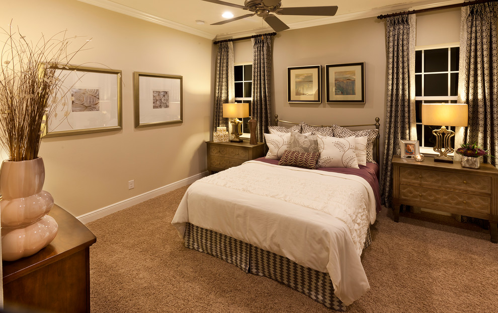 Idee per una camera degli ospiti tradizionale di medie dimensioni con pareti beige e moquette