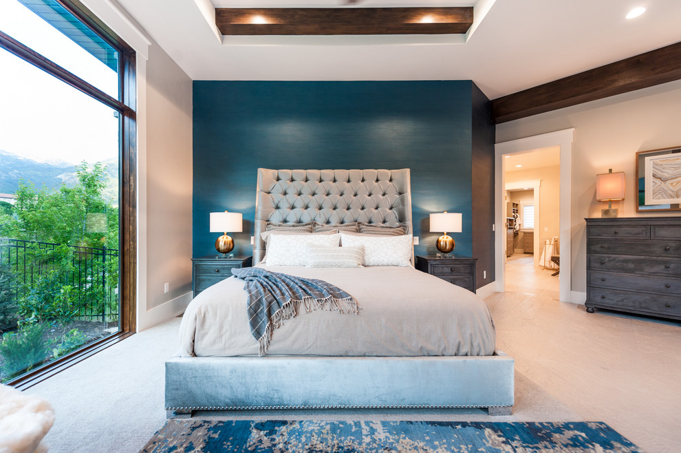 Foto de dormitorio principal clásico renovado de tamaño medio con paredes azules y moqueta