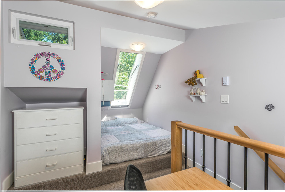 Mittelgroßes Modernes Schlafzimmer ohne Kamin, im Loft-Style mit weißer Wandfarbe, Teppichboden und grauem Boden in Vancouver