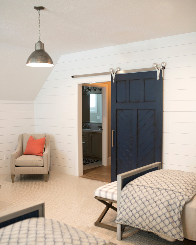 Idée de décoration pour une chambre avec moquette champêtre avec un mur blanc.