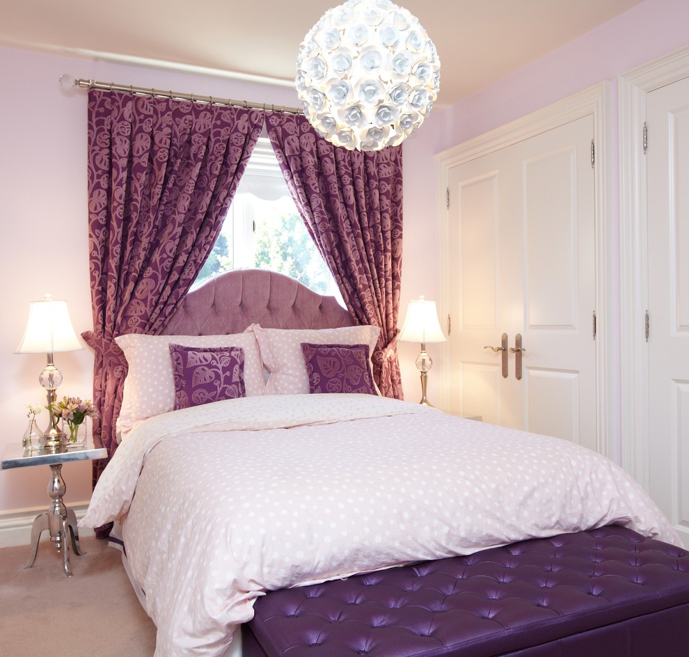 Ejemplo de habitación de invitados clásica de tamaño medio con paredes rosas, moqueta y suelo beige