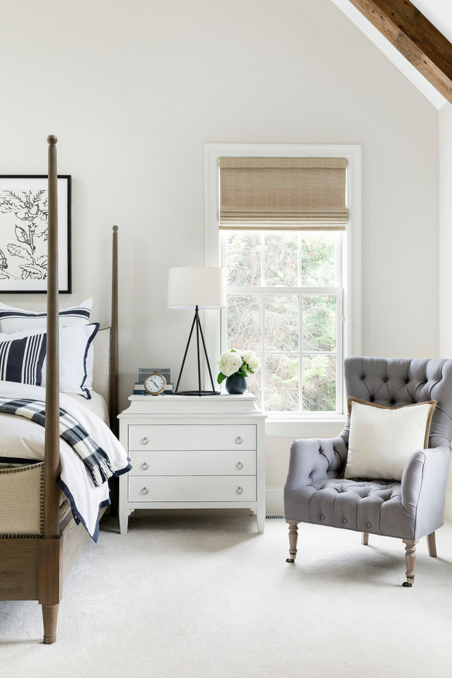 Ispirazione per una camera da letto stile loft costiera di medie dimensioni con pareti bianche, moquette e pavimento beige