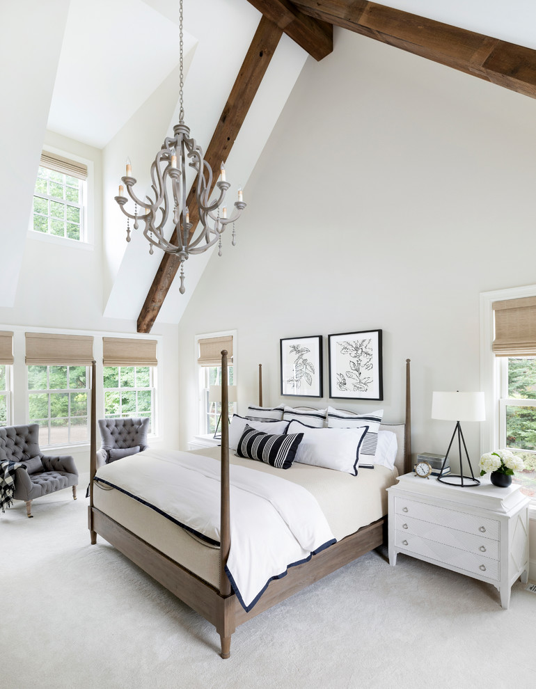 Идея дизайна: спальня среднего размера на антресоли в морском стиле с белыми стенами, ковровым покрытием и бежевым полом