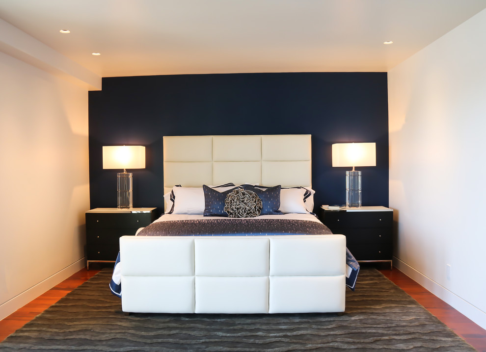 デンバーにある広いコンテンポラリースタイルのおしゃれな主寝室 (白い壁、無垢フローリング、暖炉なし、茶色い床)