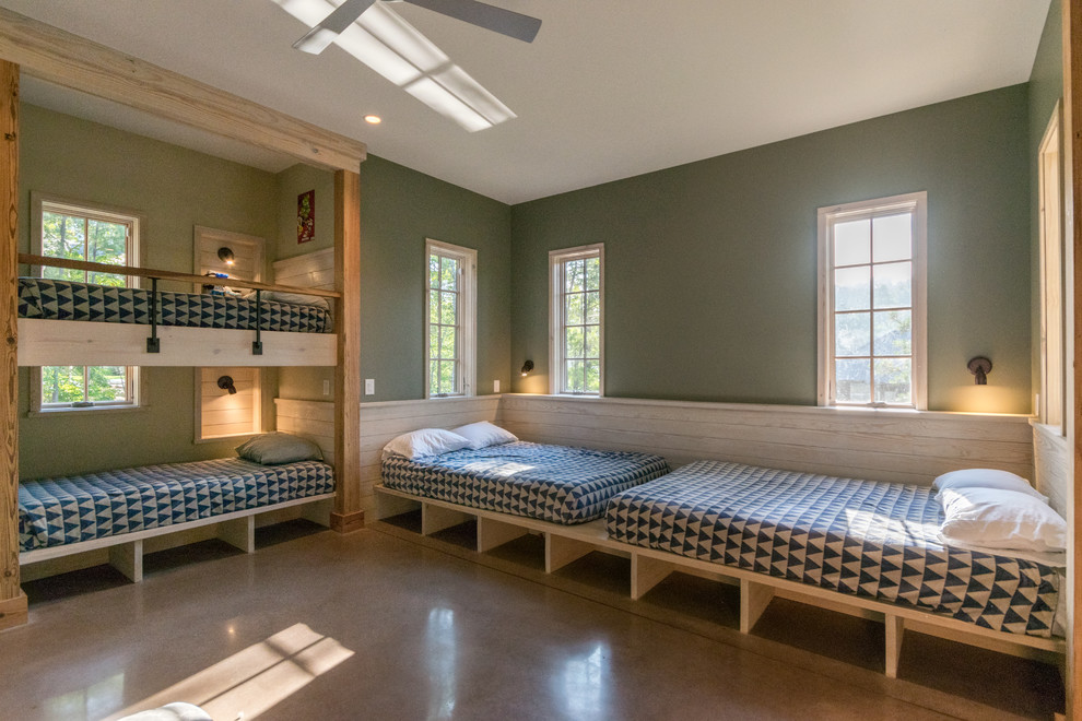 Стильный дизайн: большая гостевая спальня (комната для гостей) в стиле кантри с зелеными стенами, бетонным полом и оранжевым полом - последний тренд