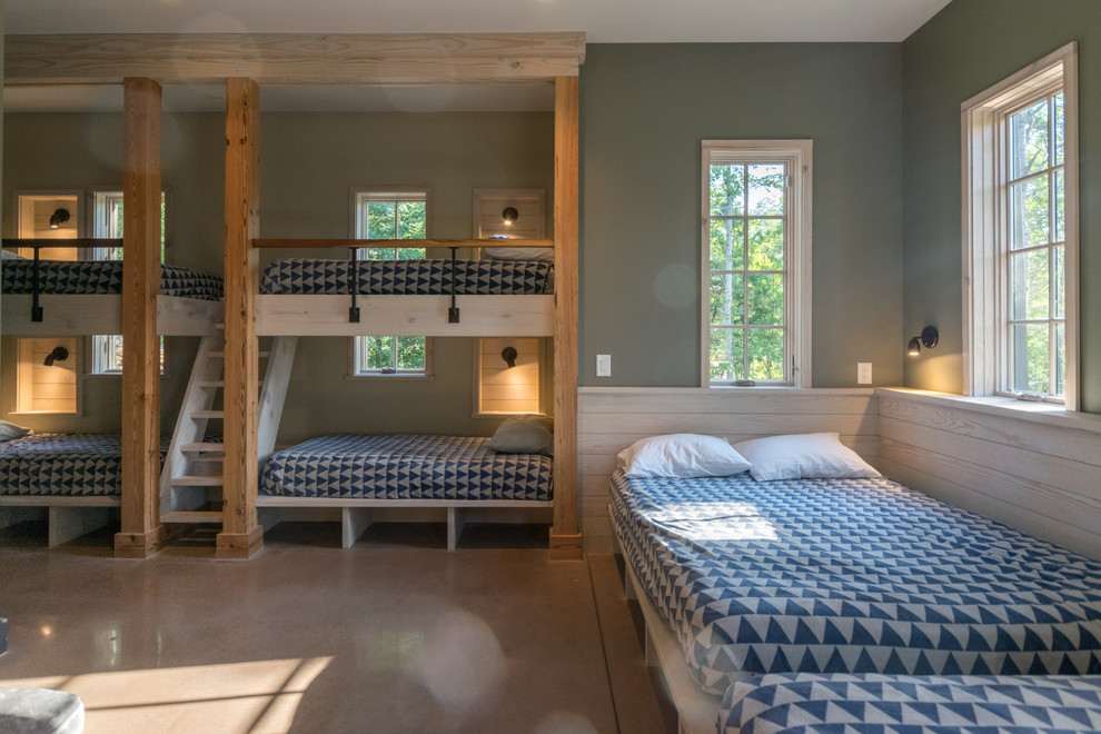 Идея дизайна: большая гостевая спальня (комната для гостей) в стиле кантри с зелеными стенами, бетонным полом и оранжевым полом