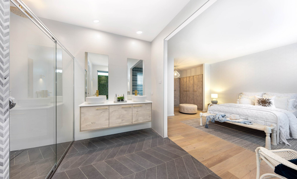 Стильный дизайн: большая хозяйская спальня в морском стиле с белыми стенами, светлым паркетным полом и коричневым полом - последний тренд