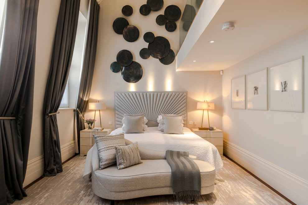 Immagine di una camera da letto design con pareti grigie, moquette e pavimento beige