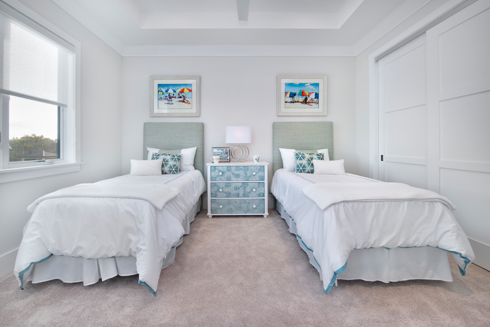 Esempio di una camera da letto tradizionale con pareti bianche, moquette e pavimento beige