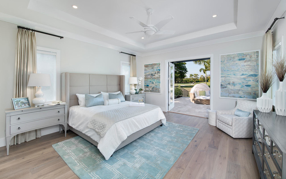 Foto de dormitorio principal marinero de tamaño medio con paredes beige, suelo de madera clara y suelo beige
