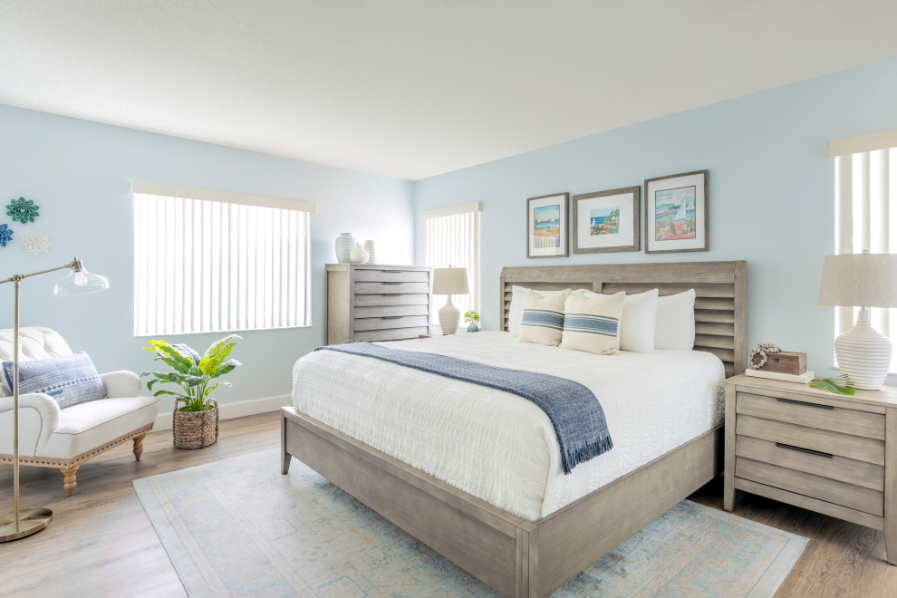 На фото: большая хозяйская спальня в морском стиле с синими стенами и полом из винила