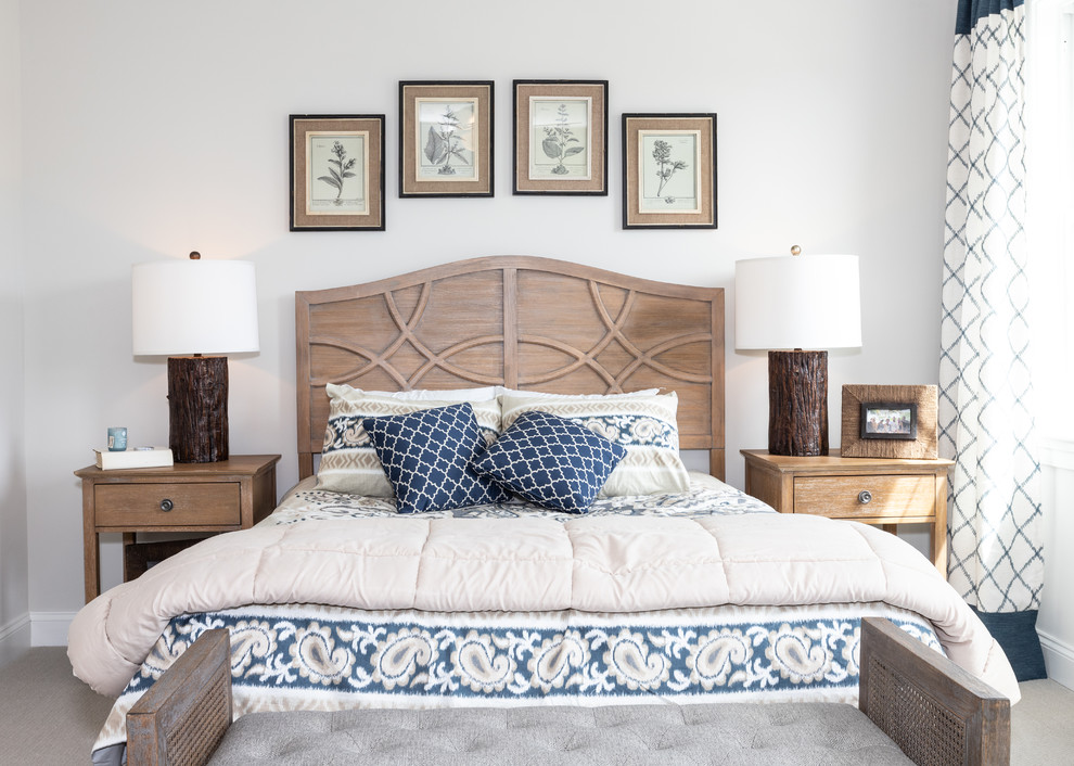 Foto de dormitorio clásico renovado sin chimenea con paredes blancas, moqueta y suelo beige