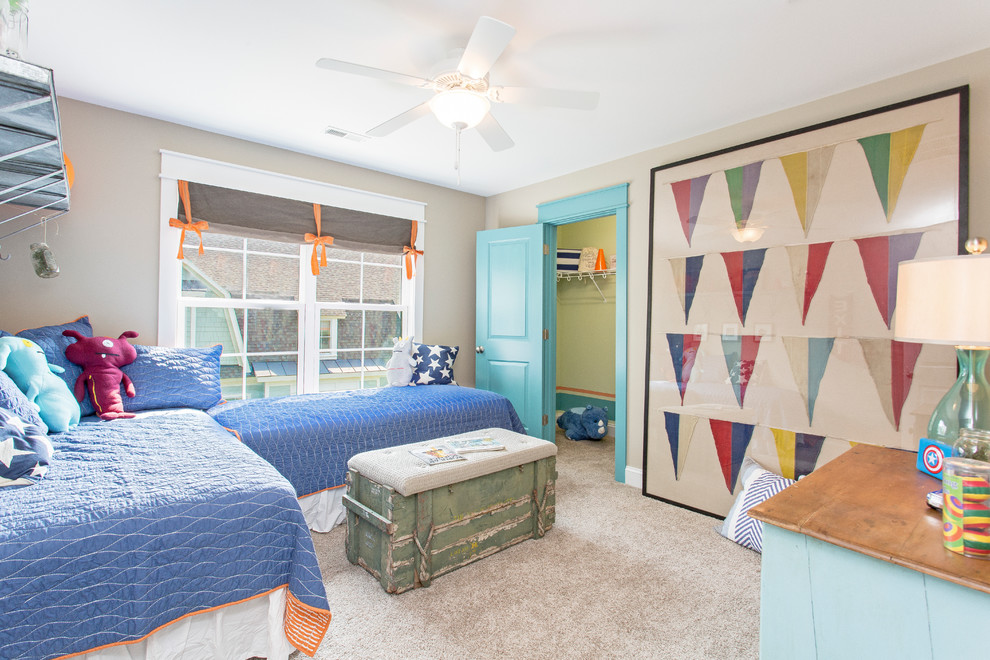 Imagen de habitación de invitados de estilo americano de tamaño medio con paredes beige y moqueta