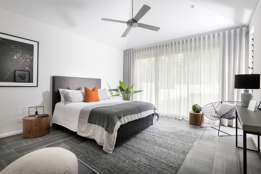 Imagen de dormitorio principal contemporáneo con paredes blancas y suelo gris