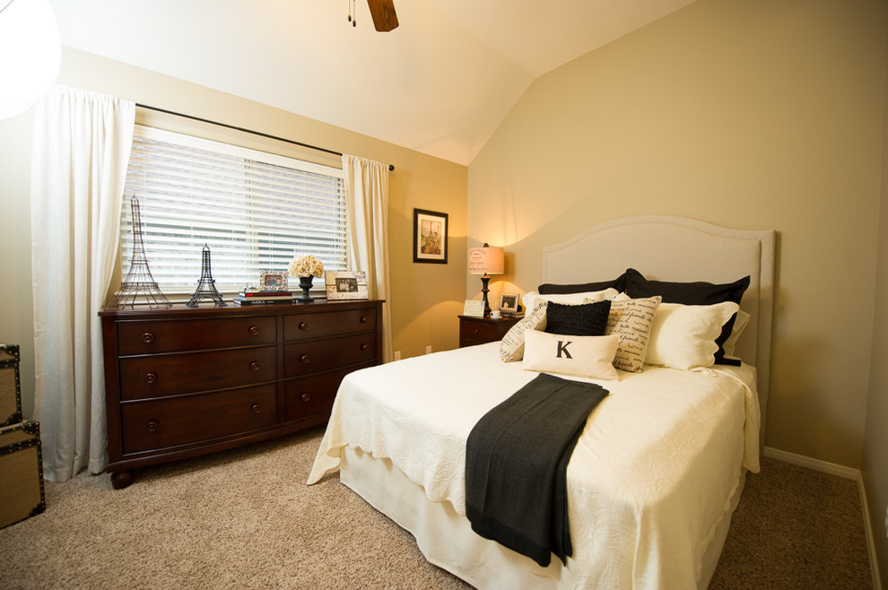На фото: большая хозяйская спальня в современном стиле с коричневыми стенами, ковровым покрытием и коричневым полом без камина с