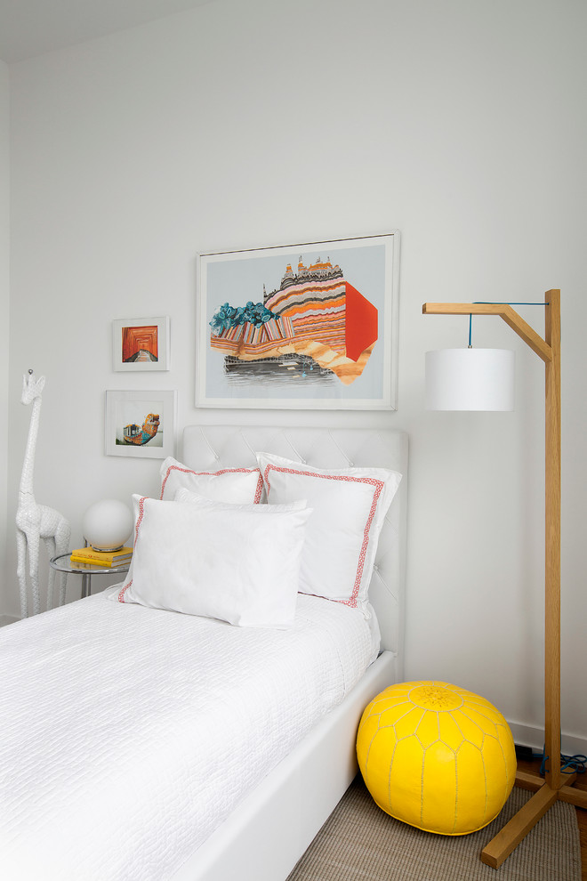 Ispirazione per una camera da letto minimal con pareti bianche