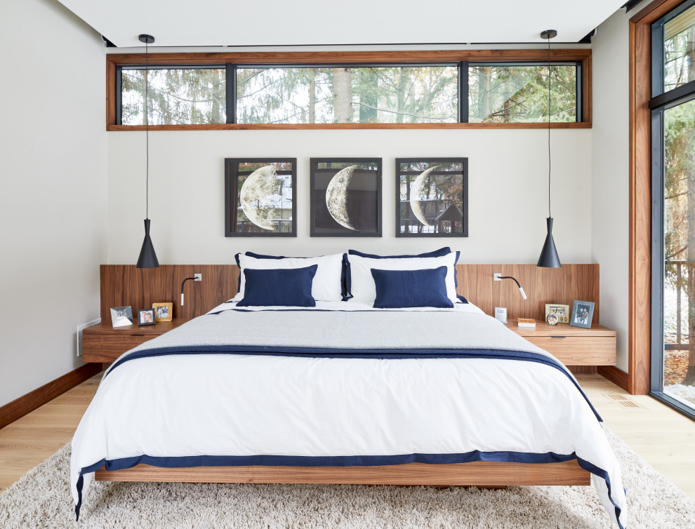Modernes Hauptschlafzimmer ohne Kamin mit weißer Wandfarbe, hellem Holzboden und beigem Boden in Toronto