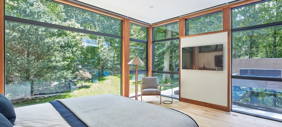 Modernes Hauptschlafzimmer ohne Kamin mit hellem Holzboden und beigem Boden in Toronto